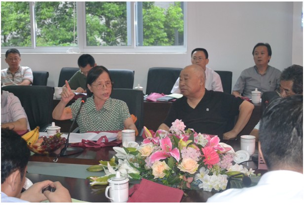 图为协会副理事长，原安徽大学副校长陈慧霞女士在会上讲话